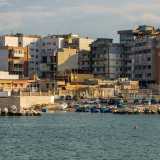 Mentre girandoci verso sud possiamo avere una visuale del rione, con le basse abitazioni in primo piano e dietro gli alti palazzi dei condomini pi� moderni sorti intorno agli anni 90